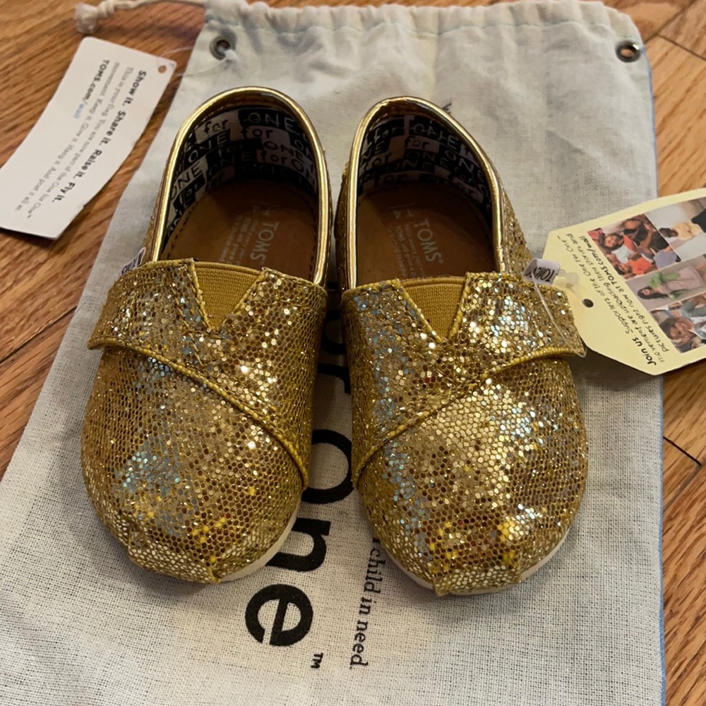 NWT! Gold Glitters TOMS Tiny Classics size 4